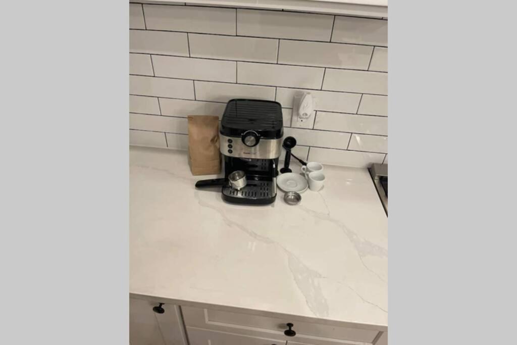 Private Gated House With Gym In Williamsburg Bk 10 Mins To Manhattan! Сasa de vacaciones