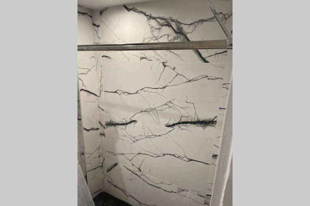 Private Gated House With Gym In Williamsburg Bk 10 Mins To Manhattan! Сasa de vacaciones *
